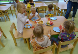 Dzieci jedzą